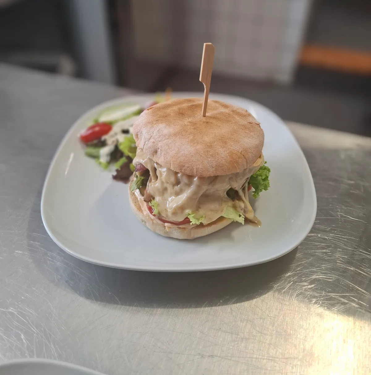Burger maison, pain rustique et sauce fondue