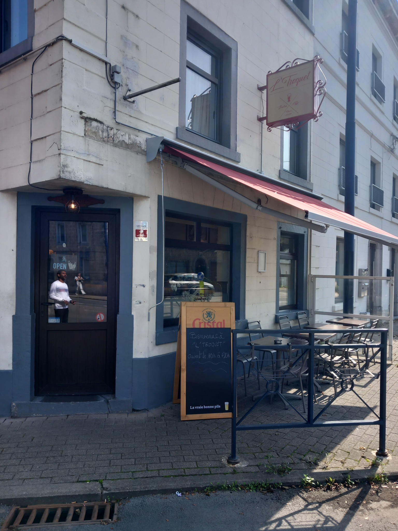 La façade de L'troquet